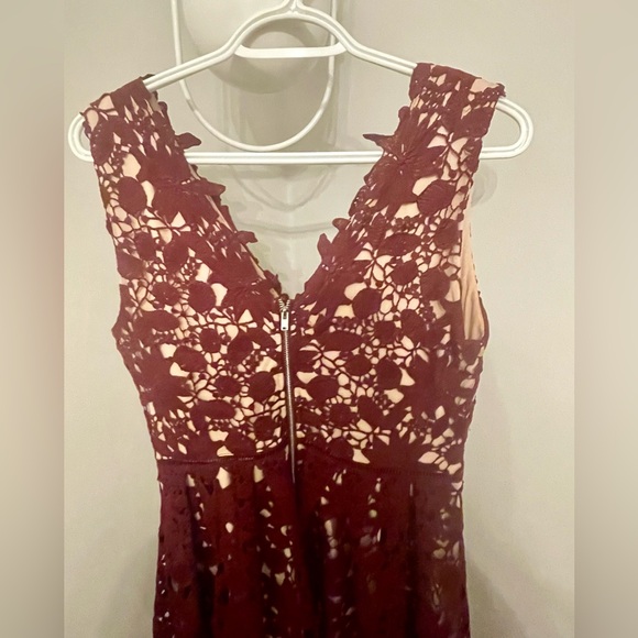 Women’s Soprano Mid-length Burgundy Lace Dress - Picture 2 of 3